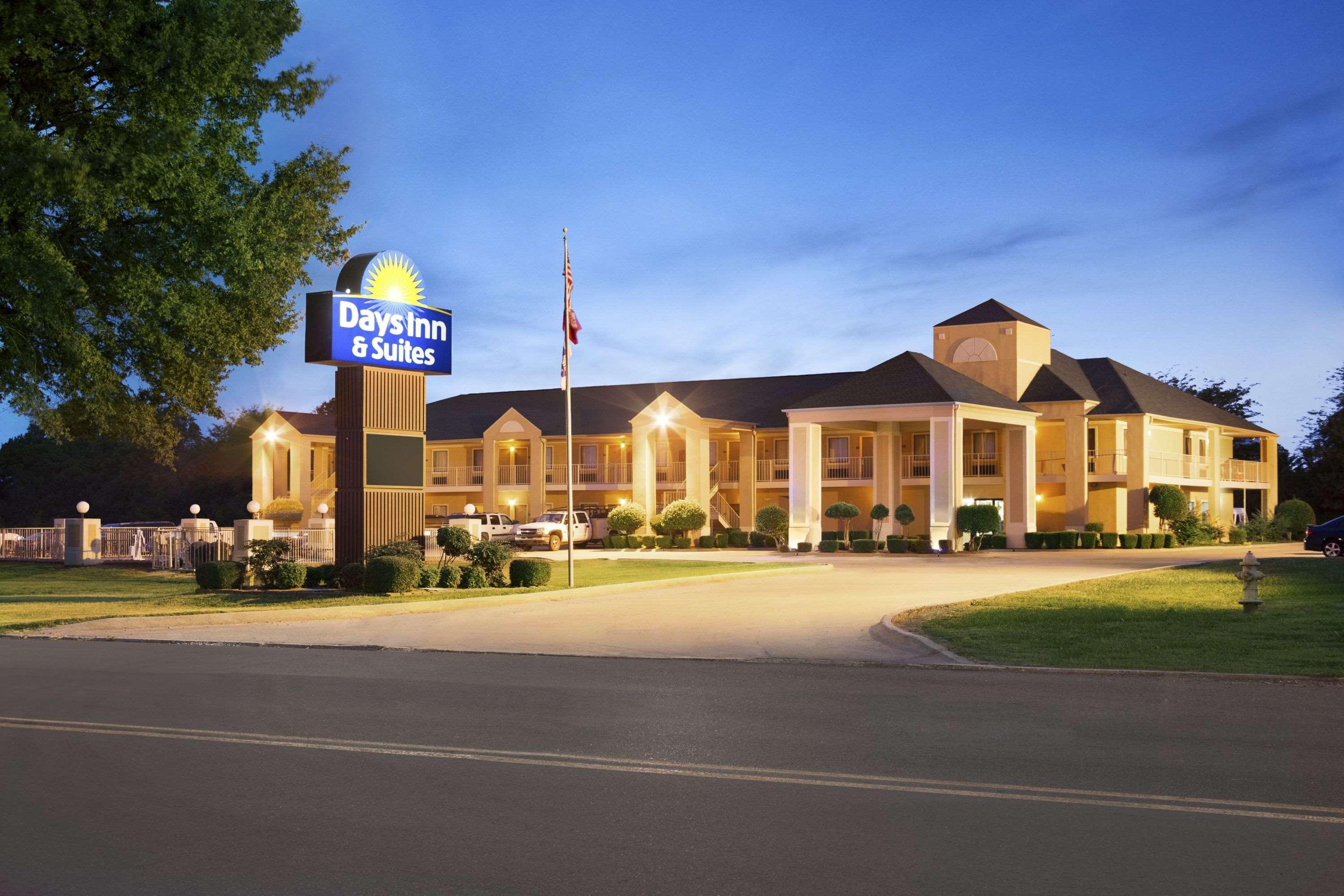 Days Inn & Suites By Wyndham Stuttgart Exteriör bild